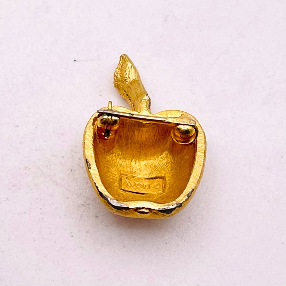 Cute Dainty Avon 1974 Brushed Gold Tone Apple Brooch Pin - Picture 8 of 13